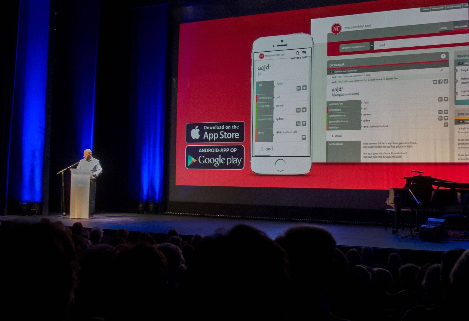 Roger Weijenberg prizzenteerde de website en de app vaan mestreechtertaol.nl