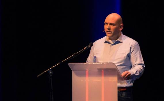 Roger Weijenberg prizzenteert d'n Dictionair vaan de Mestreechter Taol